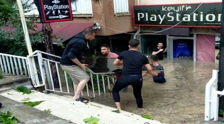 Edirne'de sağanak yağış etkili oldu