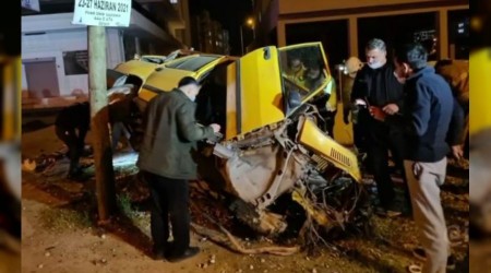 Elektrik direğine çarpan sürücü can erdi