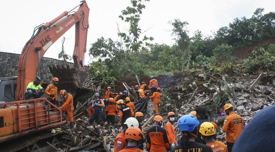 Endonezya'daki heyelanda �l� say�s� 18'e y�kseldi