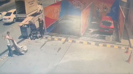 Engelli taklidi yaparak akl tekerlekli sandalyeyi ald