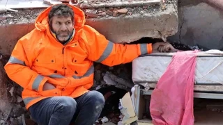 Enkaz alt�ndaki k�z�n�n elini hi� b�rakmayan baba konu�tu