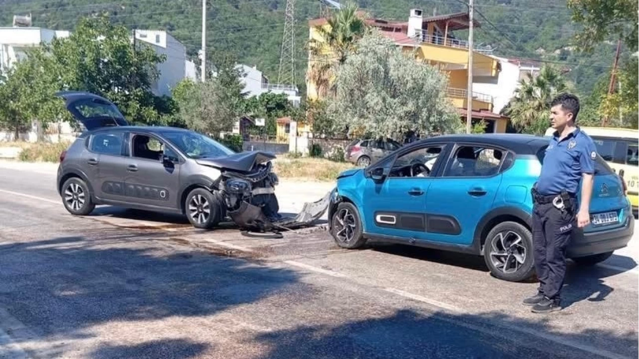 Erdek'te iki araç kafa kafaya çarpıştı: 5 yaralı