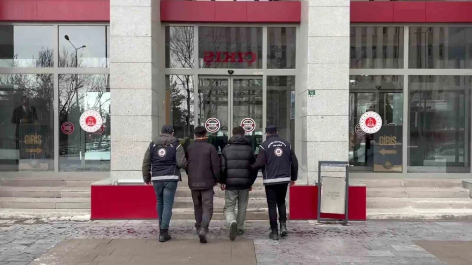 Erzurum'da 48 g��men ve 4 organizat�r yakaland�