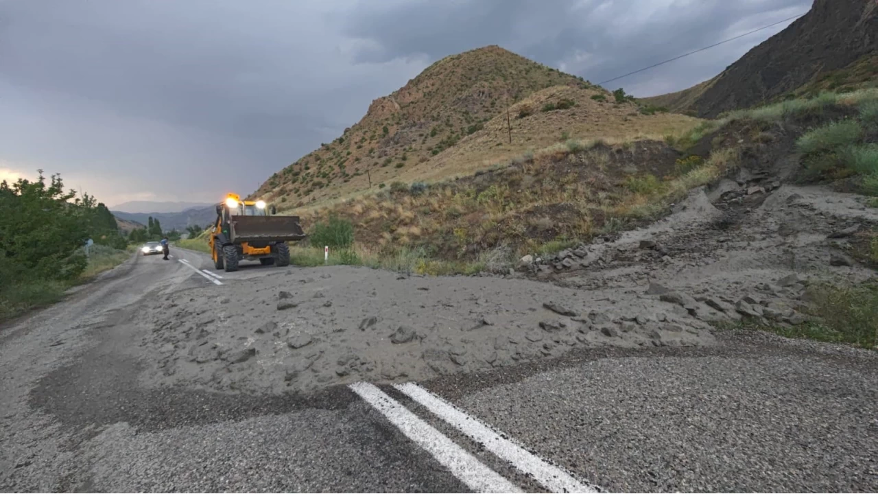 Erzurum'da sel yolu kapatt�