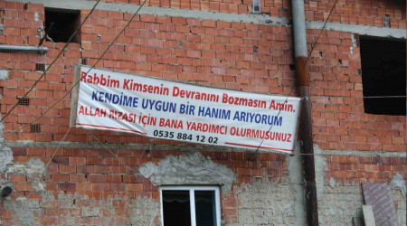 Eşi ölen 59 yaşındaki 9 çocuk sahibi adam eş bulabilmek için pankart astı