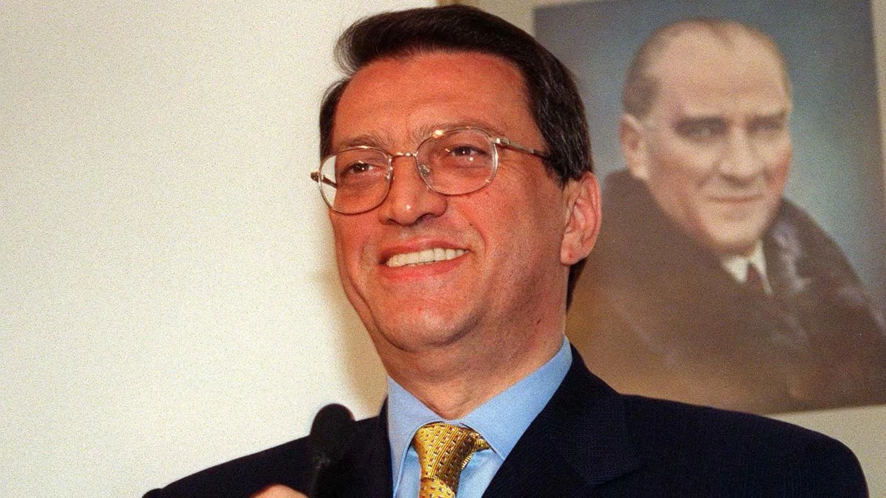 Eski Başbakan Mesut Yılmaz kabri başında anıldı