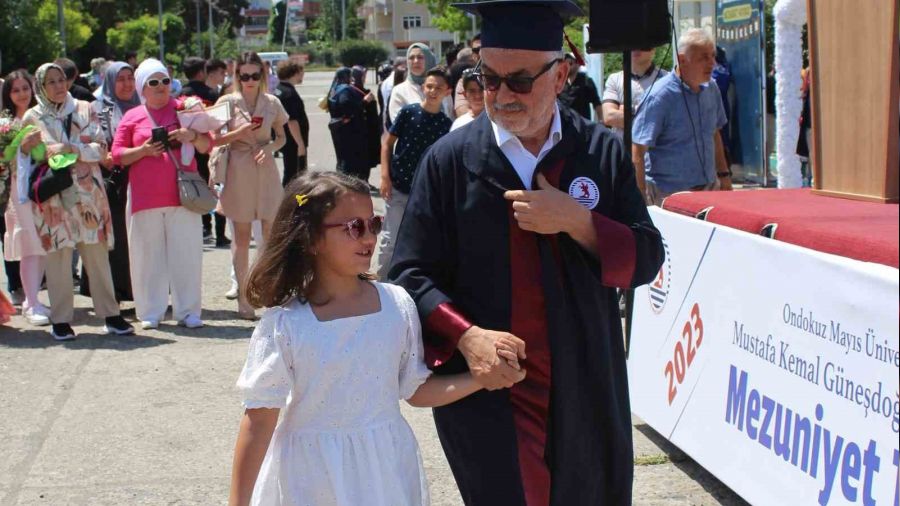 Eski rektör, 64 yaşında hukuk fakültesini bitirdi