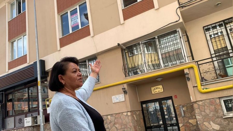 Eşyalarıyla birlikte sokağa atıldı