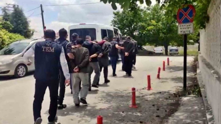 Eylem haz�rl��� yaparken yakalanan DEA�'l� protez g�z takt�r�p, sa� ektirmi�