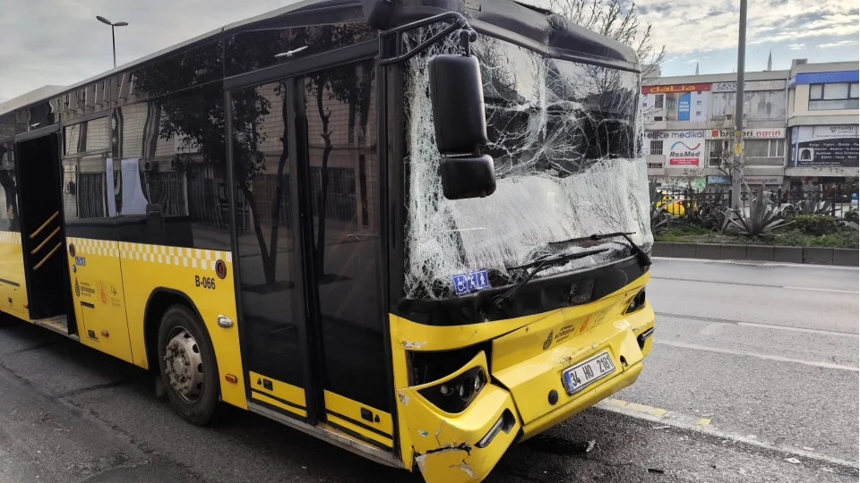 Fatih'te 3 �ETT otob�s� dura�a yana��rken kaza yapt�