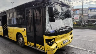 Fatih'te 3 �ETT otob�s� dura�a yana��rken kaza yapt�