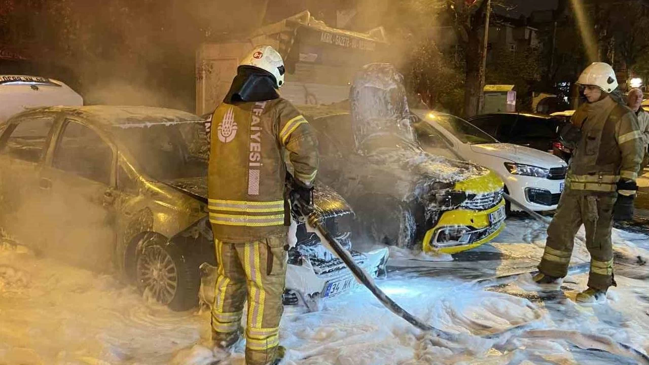 Fatih'te park halindeki taksi ve otomobil yandı