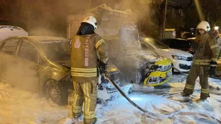Fatih'te park halindeki taksi ve otomobil yandı