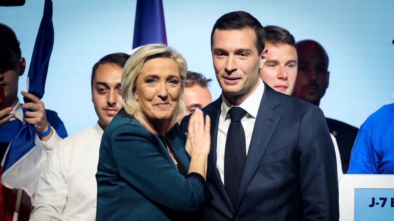 Fransa’da herkes Le Pen’in yarışta bayrağı kime devredeceğini konuşmaya başladı. Bu konuda gözler 29 yaşındaki genç siyasetçi Jordan Bardella’ya çevrilmiş durumda