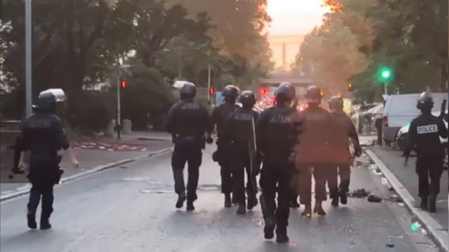 Fransa'da isyan büyüyor, belediye ve okul binaları ile karakollar yakıldı