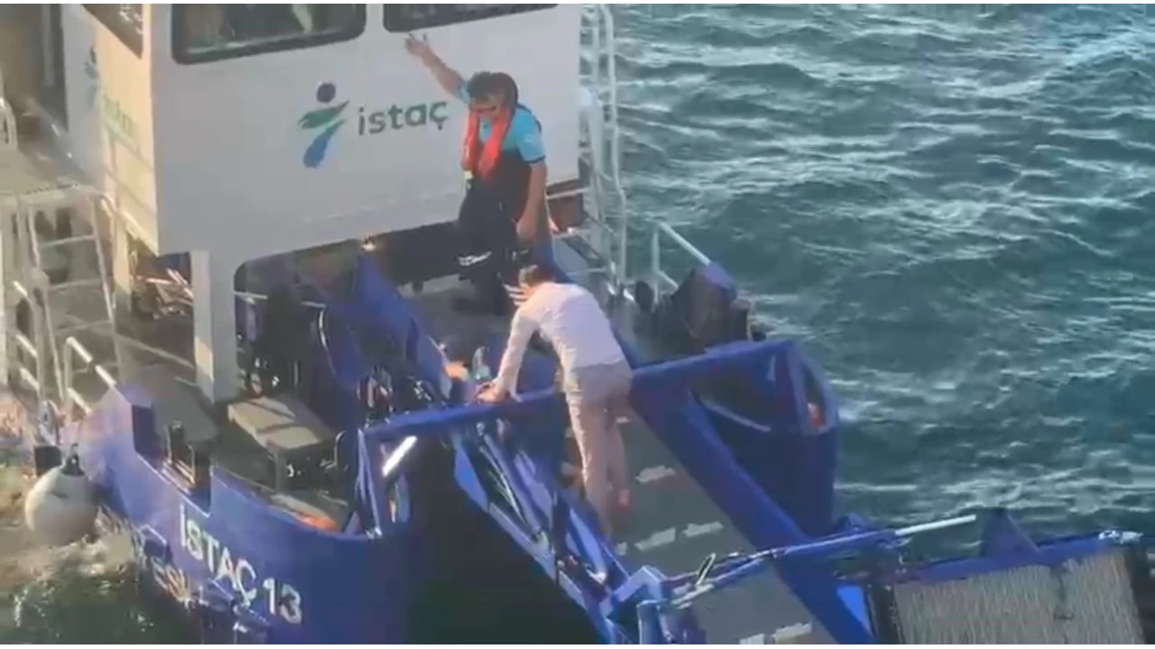 Galata Köprüsü'nden denize düşen kadını, peşinden atlayan vatandaş kurtardı