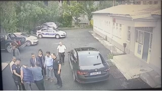 Gazeteciyi darbeden koruma polisine gstermelik ceza