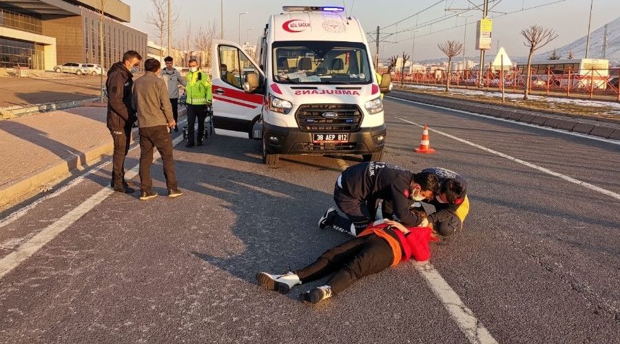 Gen� k�z hareket halindeki ara�tan atlad�