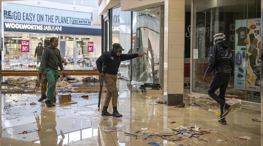 Güney Afrika'da yağma önlenemiyor