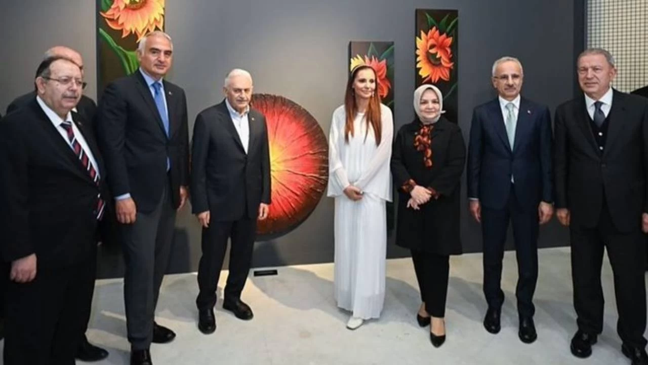 Hande Fırat'ın bakanlık destekli sergisine kabine toplantısı gibi açılış