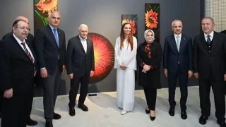 Hande Fırat'ın bakanlık destekli sergisine kabine toplantısı gibi açılış