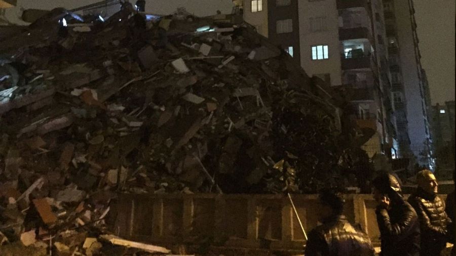 Hatay'da yıkılan binalar var