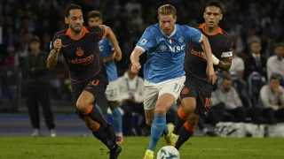 Inter'i mağlup eden Napoli liderliği aldı