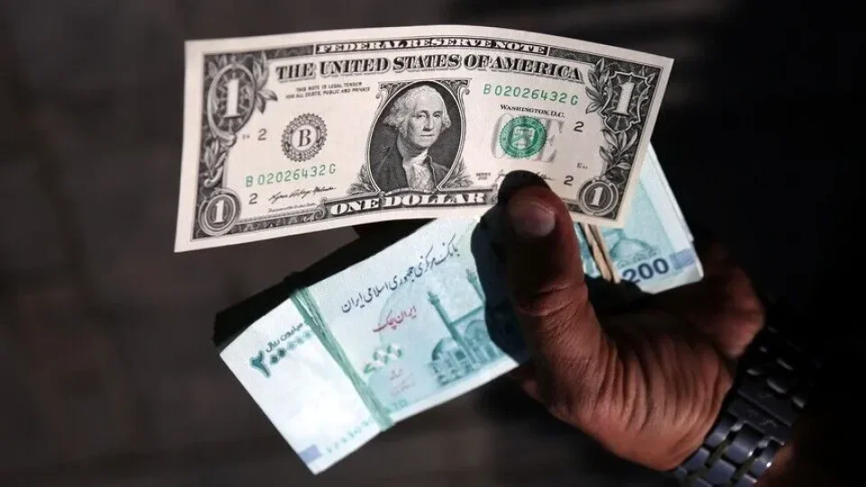 �ran'da dolar�n serbest piyasadaki sat�� kuru, tarihinin en y�ksek seviyesine ��karak 240 bin t�men s�n�r�n� g�rd�