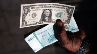 �ran'da dolar�n serbest piyasadaki sat�� kuru, tarihinin en y�ksek seviyesine ��karak 240 bin t�men s�n�r�n� g�rd�