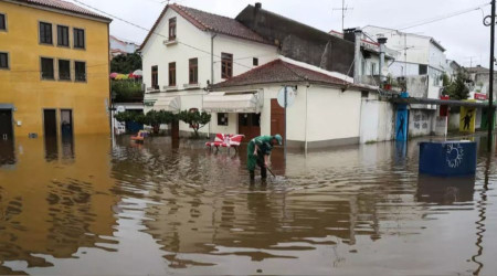 İspanya'da şiddetli yağış yaşamı felç etti