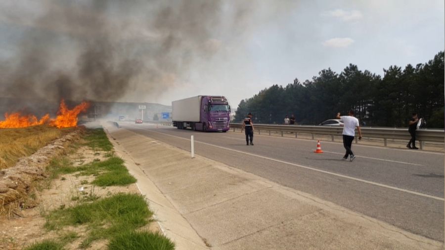 İstanbul-Edirne yolu yangın yüzünden trafiğe kapandı