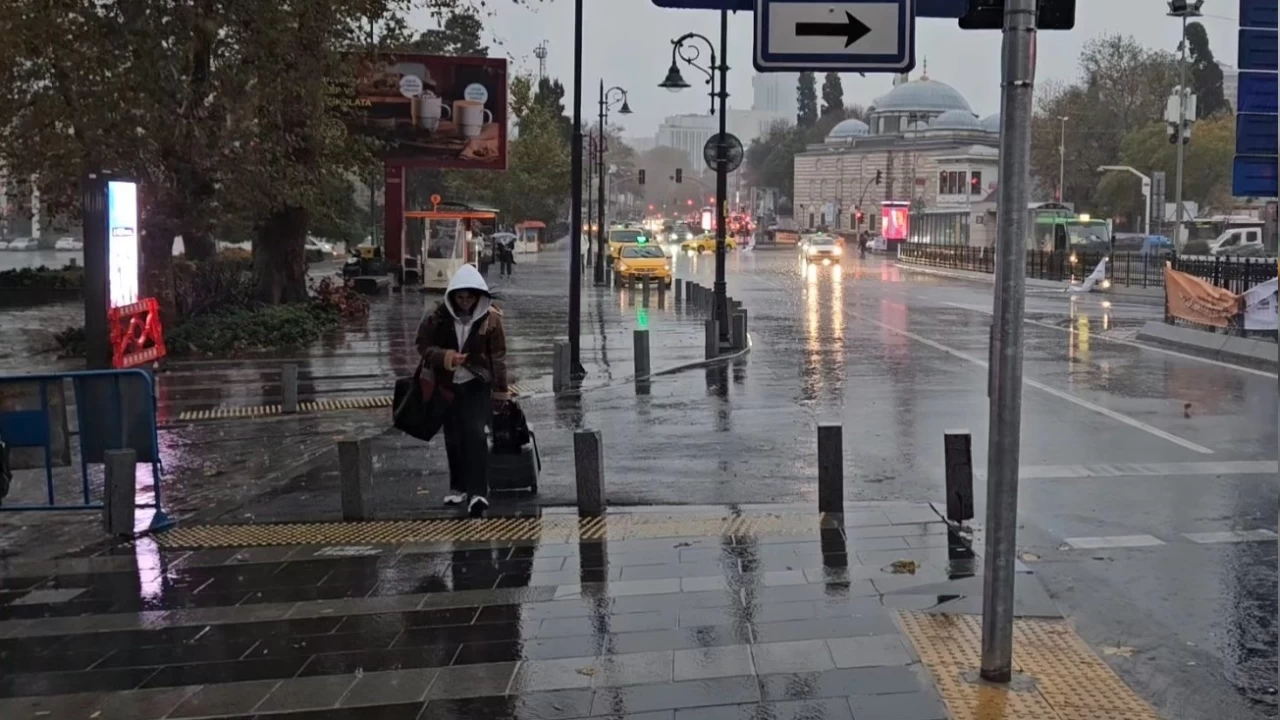 İstanbul'da etkili olan yağış vatandaşlara zor anlar yaşattı