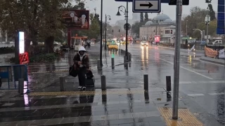 İstanbul'da etkili olan yağış vatandaşlara zor anlar yaşattı