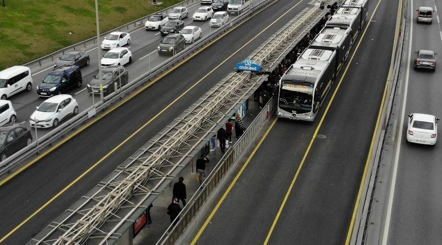 �stanbul'da metrob�s duraklar�nda dikkat �eken yo�unluk