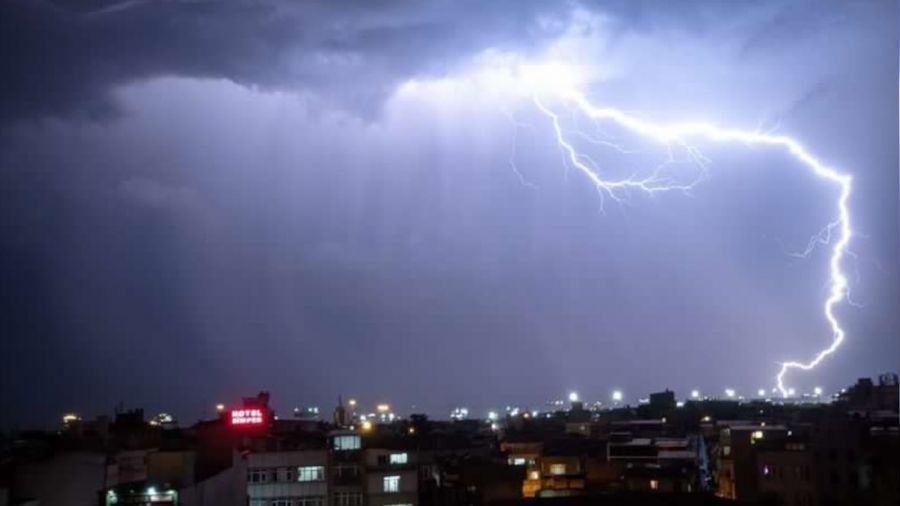 İstanbul'da şimşek ve gök gürültüsü etkili oldu