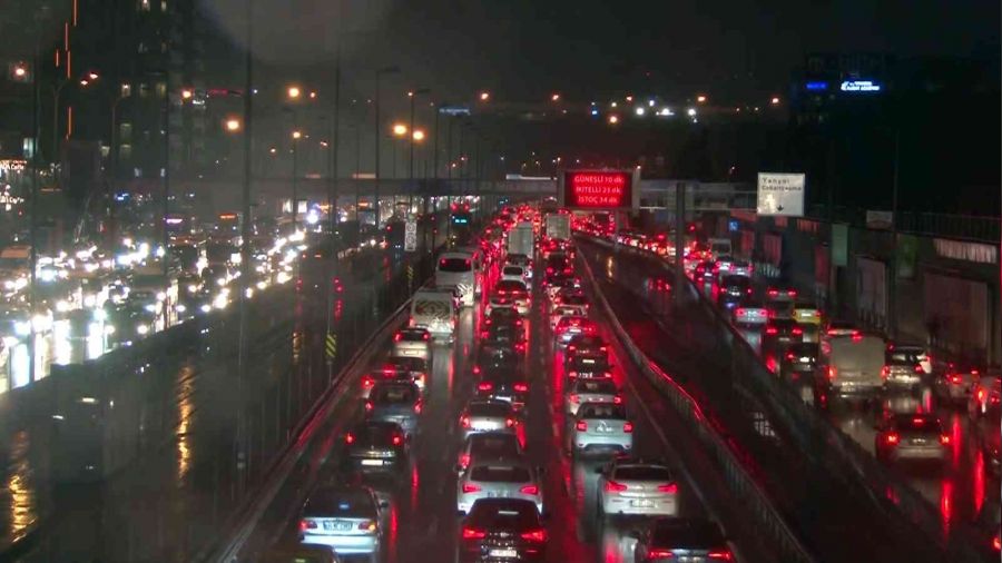 İstanbul'da yağmur trafiği