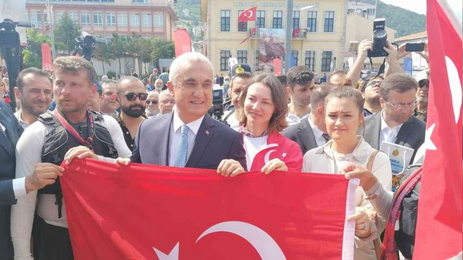 stanbul'dan nebolu'ya kanolarla tanan Trk bayra, nebolu Limanna ulat