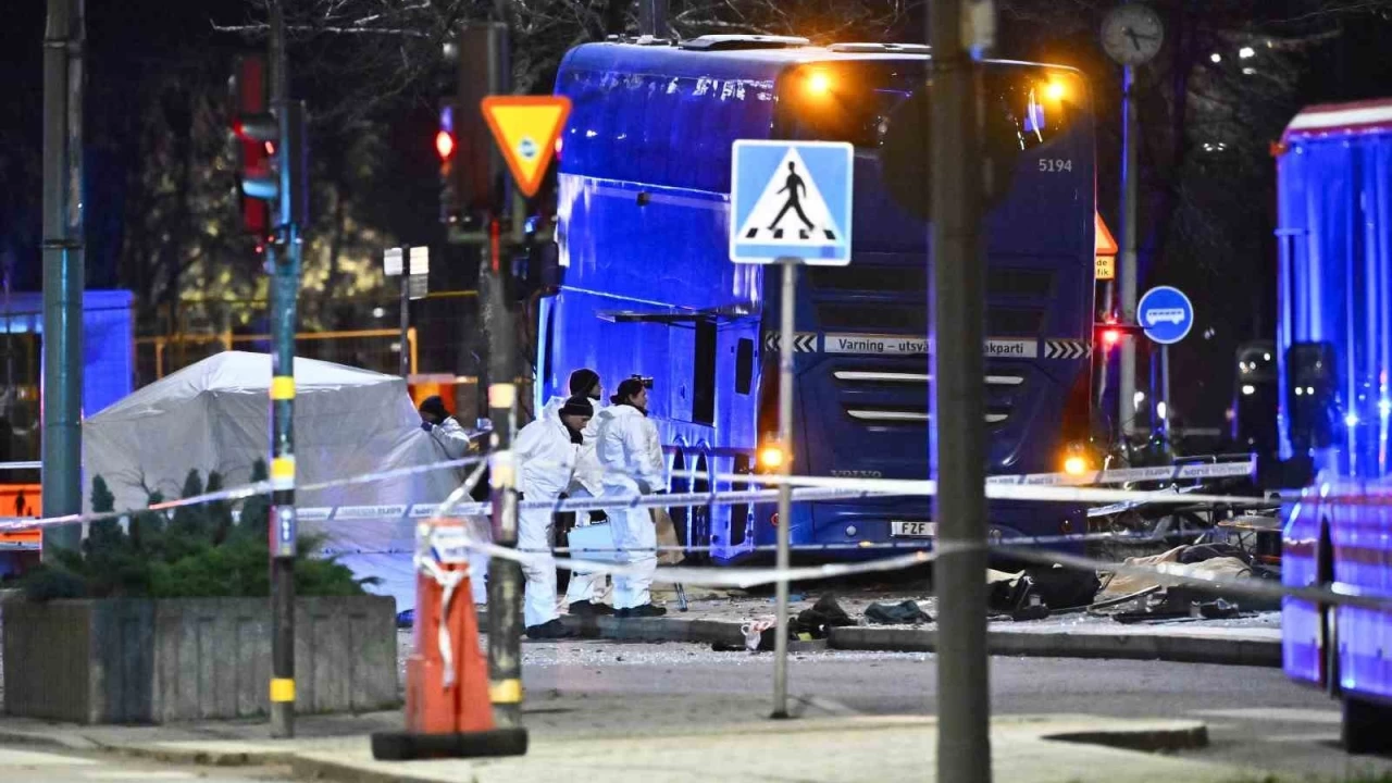İsveç'te otobüs durağa daldı: 3 ölü, 3 yaralı