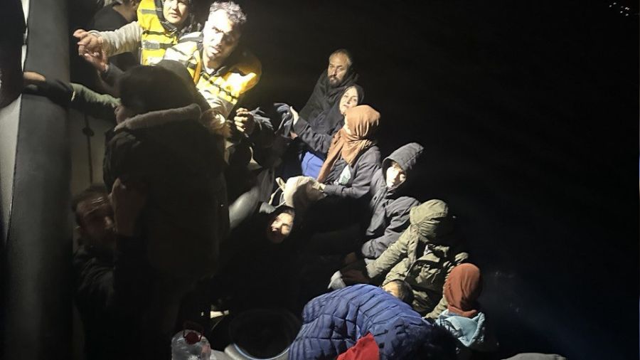 İzmir açıklarında 132 düzensiz göçmen kurtarıldı