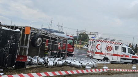 İzmir'de faciadan dönüldü: Tüp kamyonu ile tır çarpıştı