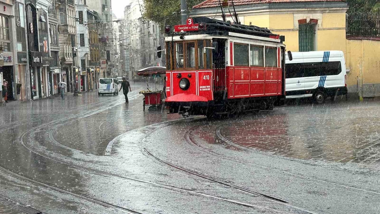 Kabata�'ta tramvay yolu su kanal�na d�nd�, seferler durdu