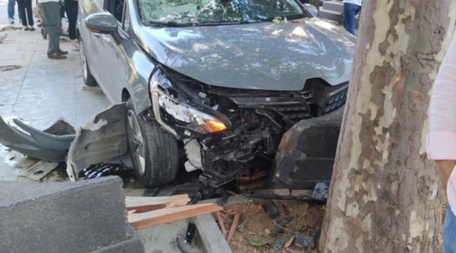 Kad�k�y'de h�zla gelen arac�n �arpt��� yaya a��r yaraland�