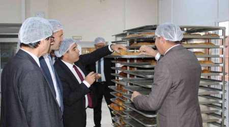 Kamu kurumları için öğrenciler günlük 15 bin ekmek üretiyor