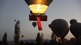 Kapadokya'da balonlar Trk bayraklaryla utu ama Trkler binemedi