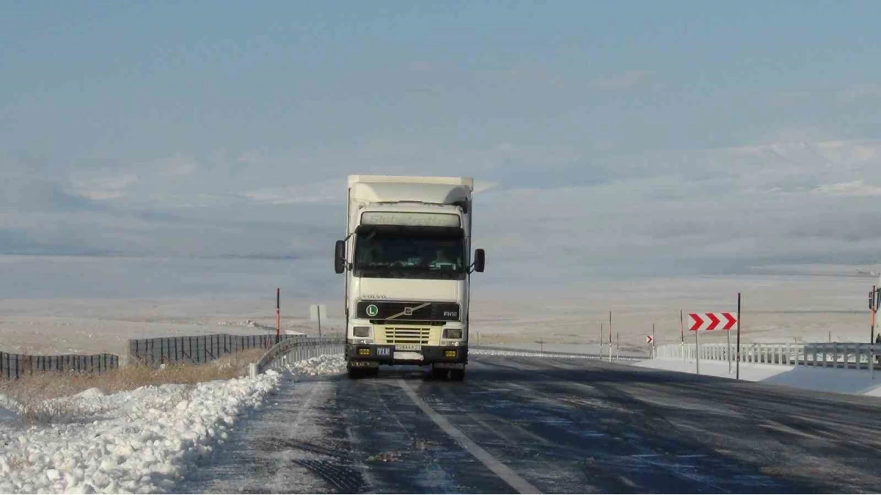 Kars'ta buzlanan yolda tr kald