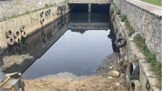 Kartal'da denize dökülen atık su çevreye kötü koku yaydı