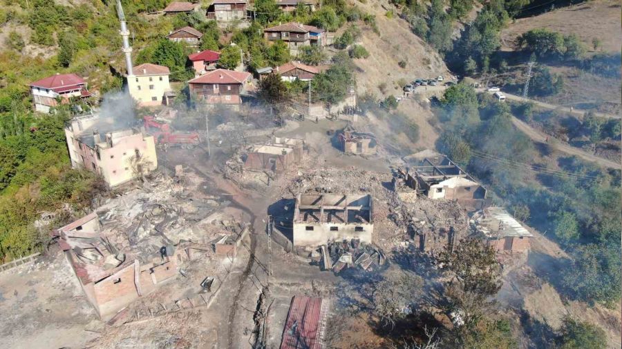 Kastamonu'daki yangnda 10 ev ve 3 ahr kl oldu