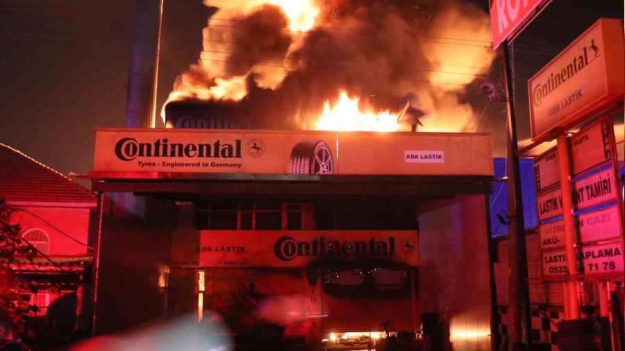 Kau�uk fabrikas�nda ��kan yang�n geceyi ayd�nlatt�