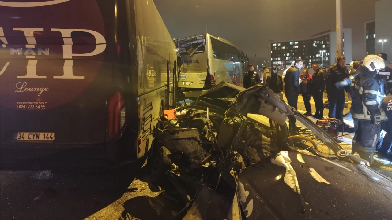 Kayseri'de 2 yolcu otob�s� ile 1 otomobilin kar��t��� kazada 2 ki�i �ld�, 1 ki�i yaraland�