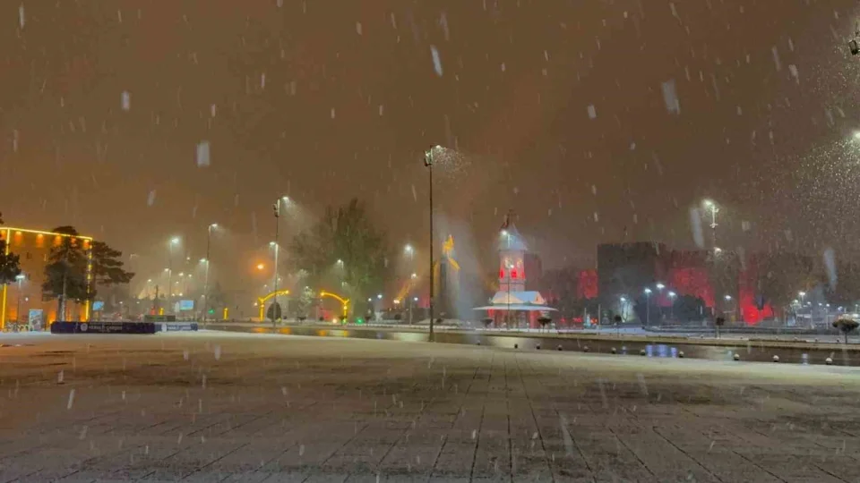 Kayseri'de gece saatlerinde ba�layan kar ya���� kenti beyaza b�r�d�